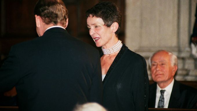 Věra Kunderová roku 1995 přebírá medaili Za zásluhy.