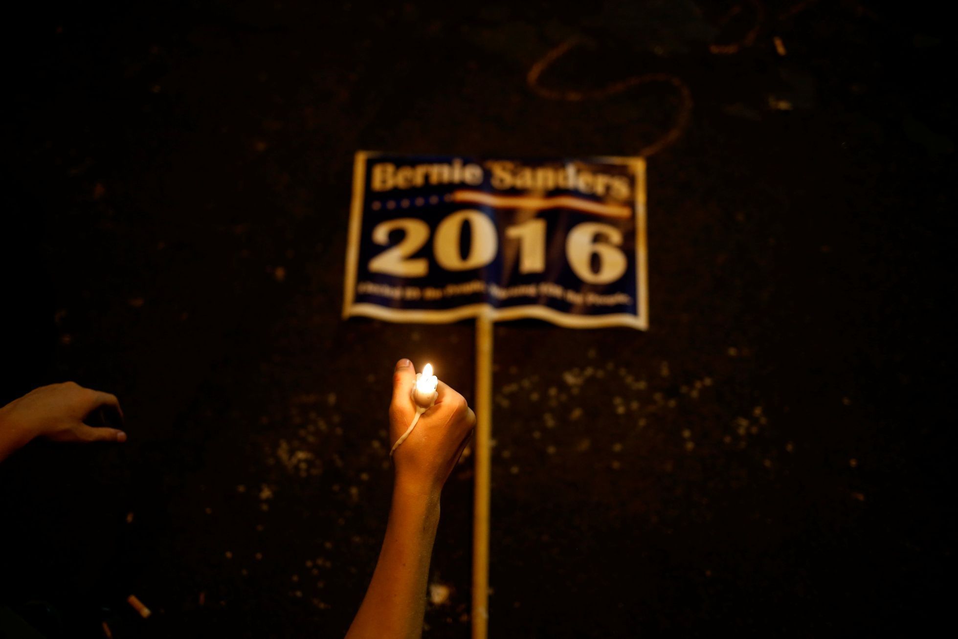 Svíčka na počest kampaně Bernieho Sanderse