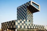 Neutelings/ Shipping and Transport College, Rotterdam  Budova Mezinárodního centra námořní školy připomínající periskop atomové ponorky kotvící v řece Maase. Skulpturální architektura s výjimečným prostorovým řešením, která se stala dominantou rotterdamského přístavu. Nadsázka, hravost, barevnost.