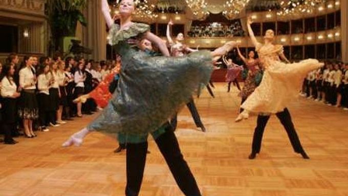 Vídeňský ples v opeře každoročně vyvolává protesty levicových radikálů.