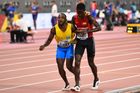 Braima Suncar Dabo a Jonathan Busby na konci závodu na 5000 m, MS v atletice 2019