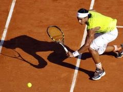 Rafael Nadal vrací míč ve vítězném finále s Rogerem Federerem.