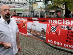 Na výstavišti v Holešovicích měli sraz komunisté. Nacionalistická Národní strana (vlevo její neoficiální vůdce Pavel Sedláček) připravila z transparentů komunistům před vchodem "uličku hanby."