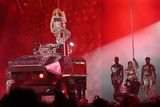 Například skladby Black Parade, Savage a Partition zpívá Beyoncé na střeše jakéhosi lunárního vozidla, které s ní na konci odjede z pódia.
