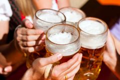 Pivní souboj pohlaví: Češky porážejí muže v mixech
