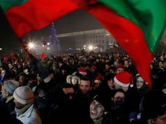 Lidé se baví na hlavním náměstí v bulharské Sofii. Nový rok sem přišel o hodinu dříve než do Česka.