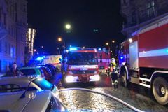 V centru Prahy hořel hotel. Dva lidé zemřeli, pět je těžce zraněno