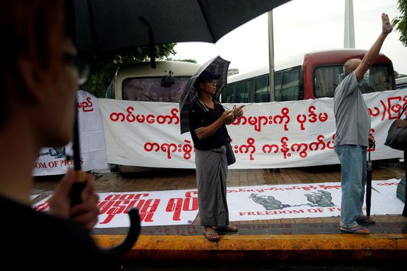 Demonstrace za propuštění novinářů v Rangúnu.
