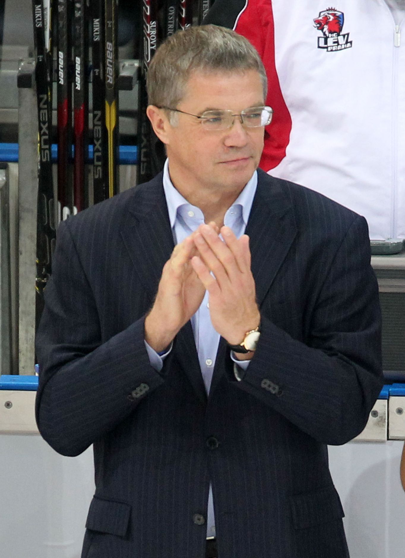Šéf hokejové KHL Alexandr Medvěděv v utkání mezi Lvem Praha a SKA Petrohrad.