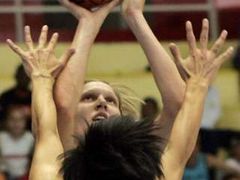Česká basketbalistka Jana Veselá zakončuje v utkání MS proti hráčce Tchaj-wanu Yung-Hsu Chu (vpředu).