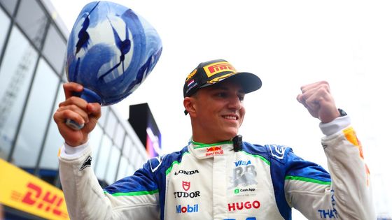Isack Hadjar, Racing Bulls slaví třetí místo ve VC Nizozemska F1 2025 s rozbitou trofejí