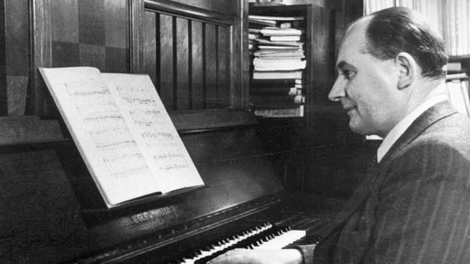 Na snímku z roku 1953 u čtvrttónového piana sedí skladatel Alois Hába.