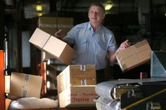 Nejste doma, píše Česká pošta lidem čekajícím na balík