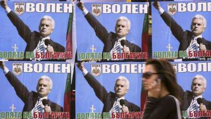 Žena prochází v Sofii kolem bilboardů Volena Siderova, kandidáta strany Útok.