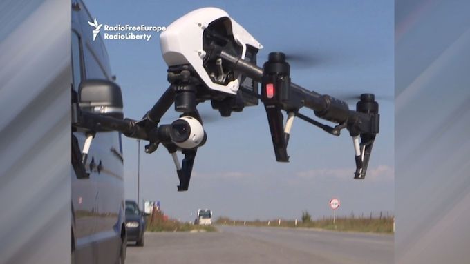 Kosovo se pustilo do boje s piráty s pomocí techniky. Nebezpečné silnice střeží drony.