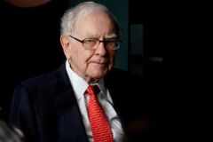 Z prodavače plechovek legendárním investorem. "Věštec z Omahy" Buffett slaví 90 let