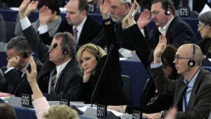 Europoslanci hlasují na plenárním zasedání Evropského parlamentu ve Štrasburku