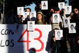 Vyvolávají je především příbuzní, spolužáci a učitelé zmizelých 43 studentů, které měla na objednávku starosty unést policie.