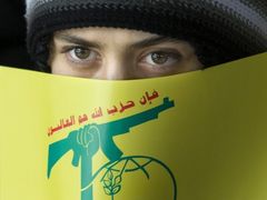 Žena se znakem Hizballáhu.