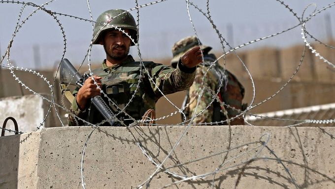Afghánští vojáci střeží základnu u Kábulu, v níž vraždil terorista.