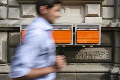 Je práce v Praze složitější? Pošta se brání verdiktu, aby platila v celé zemi stejně