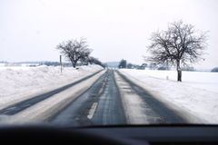 V Česku začalo sněžit. Silničáři na Jesenicku museli vyjet s posypem do terénu