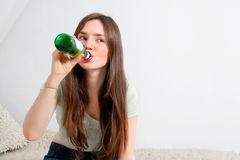 Poprvé se napijí už v deseti letech. Lékaři řeší stovky otrav alkoholem u dětí ročně