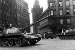 Srpen 1968: Okupace české duše trvá dodnes. Češi mají strach