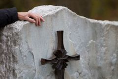 Chaos na amerických hřbitovech. Stovky pozůstalých marně hledají hroby příbuzných