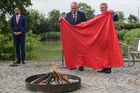 Foto: Miloš Zeman svolal novináře, přijel k táboráku, nechal spálit rudé trenýrky a bez otázek odjel