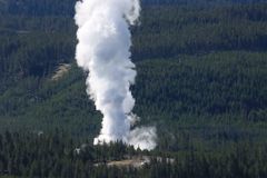 Záhadné erupce v Yellowstonu. Slavný gejzír se probudil k životu, vědci ale nevědí proč