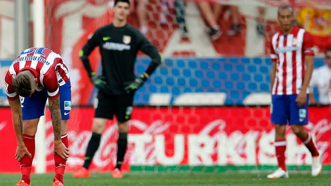 Fotbalisté Atlética Madrid smutní po inkasovaném gólu v duelu s Málagou.