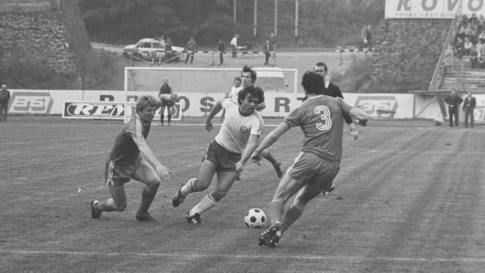 Koloman Gögh (s míčem)