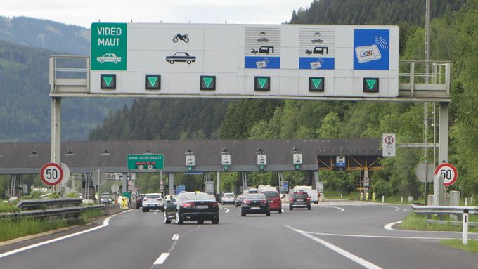 V Rakousku se kromě dálniční známky platí i za některé tunely. Například cestou přes Alpy po dálnici A9.