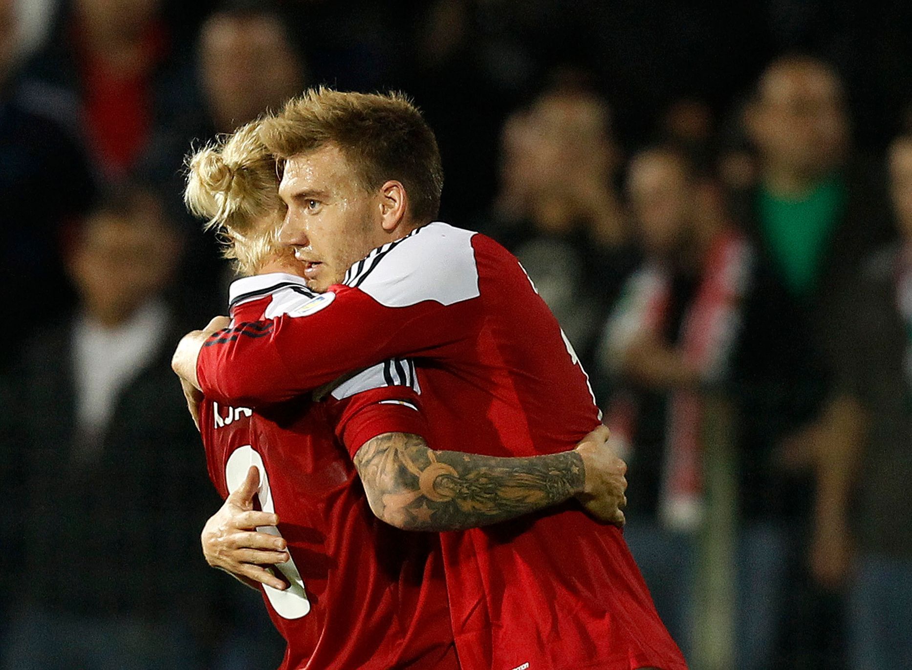 Dánští fotbalisté Nicklas Bendtner (vpravo) a Simon Kjaer slaví gól v kvalifikaci na MS 2014 proti Bulharsku.