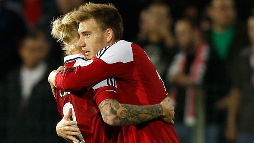 Dánští fotbalisté Nicklas Bendtner (vpravo) a Simon Kjaer slaví gól v kvalifikaci na MS 2014 proti Bulharsku.