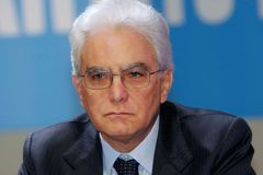 Itálie má nového prezidenta, ústavního soudce Mattarellu