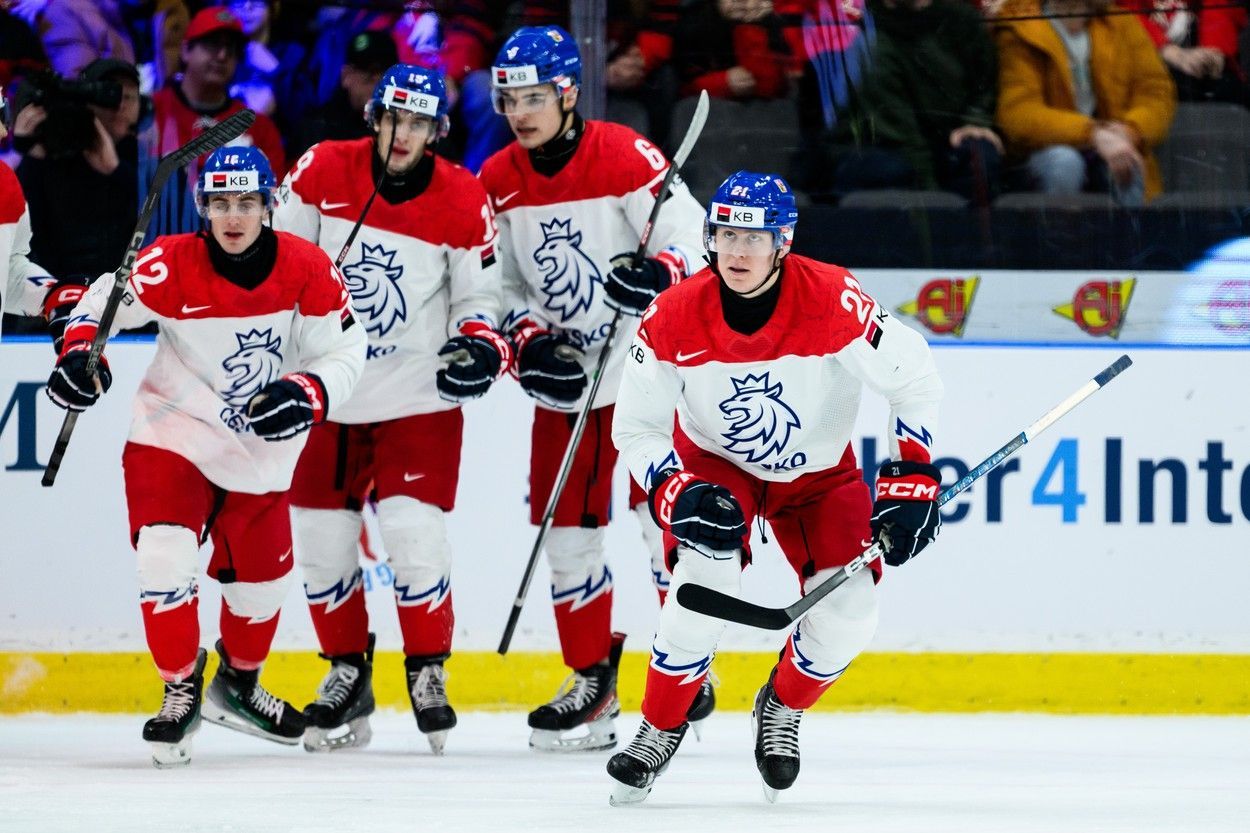 Radost českých hokejistů ve čtvrtfinále MS juniorů proti Kanadě