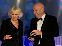 Camilla, vévodkyně z Cornwallu předala australskému spisovateli Man Bookerovu cenu za román The Narrow Road to the Deep North v úterý 14. října 2014.