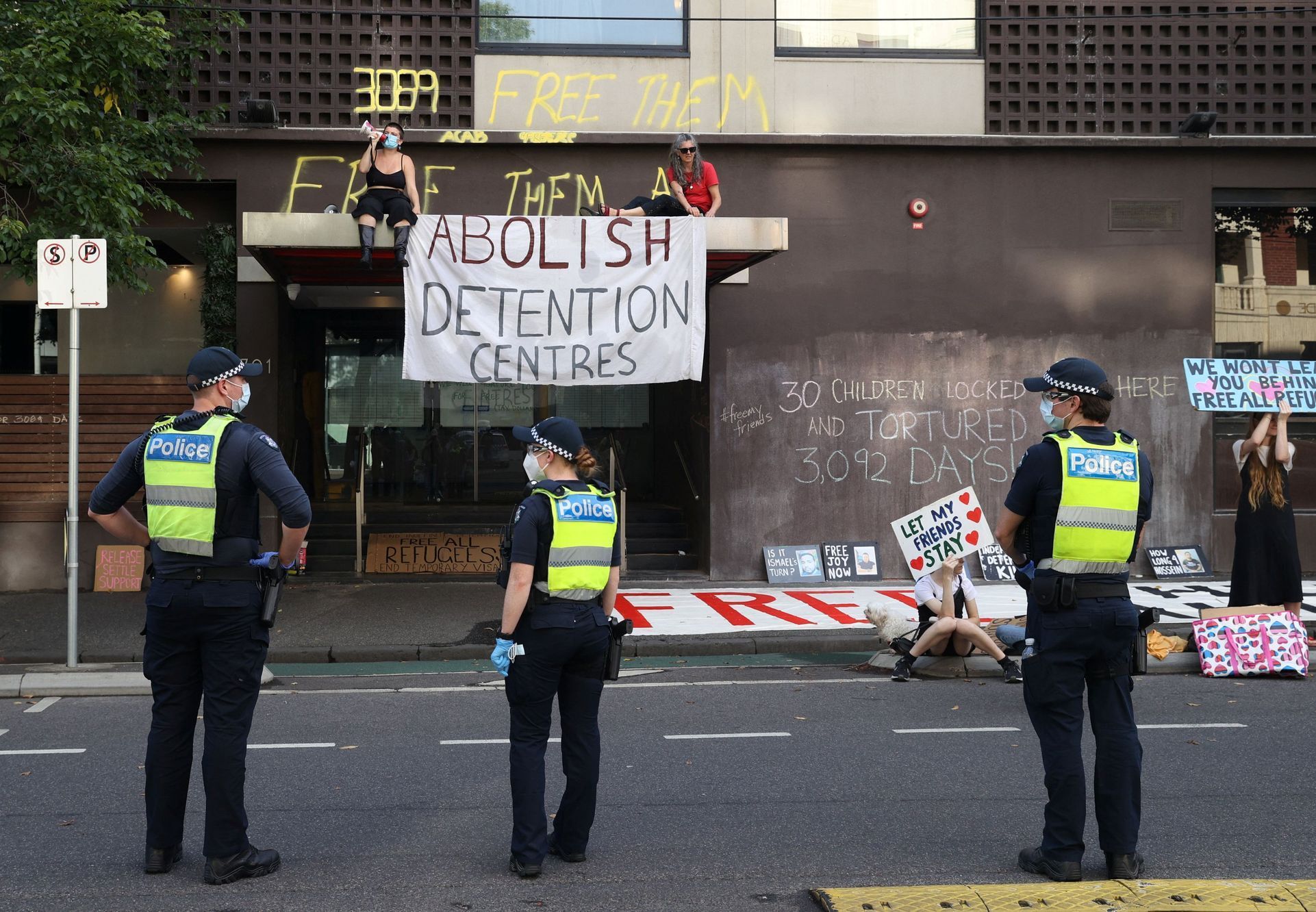 Lidé protestující za propuštění uprchlíků z australského Park Hotelu.
