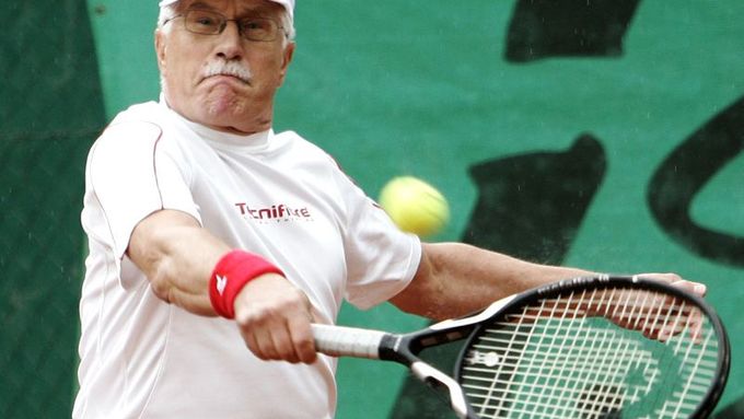 Václav Klaus hraje tenis, ale fotbalové Euro si nenechá ujít. Hrajeme s Ruskem