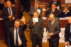 Poslance čeká noční jednání, ČSSD zdržuje restituce