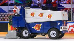 Když se zblázní Zamboni. Rolbař v Paříži měl problémy vyžehlit led, aréna mu začala fandit