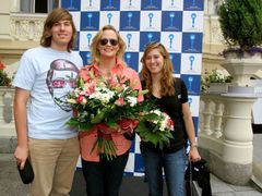 Americká herečka Cybill Shepherd se svými dětmi před hotelem Pupp po příjezdu na festival.