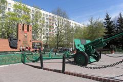 Rusové slavili konec války i u kuriózního pomníku zběhů