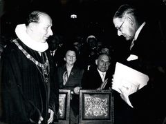 T. S. Eliot přebírá Goetheho cenu za rok 1954.