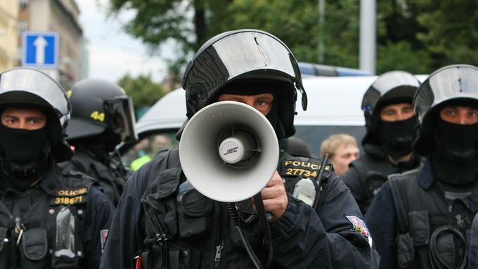 Policisté na demostraci v Praze.