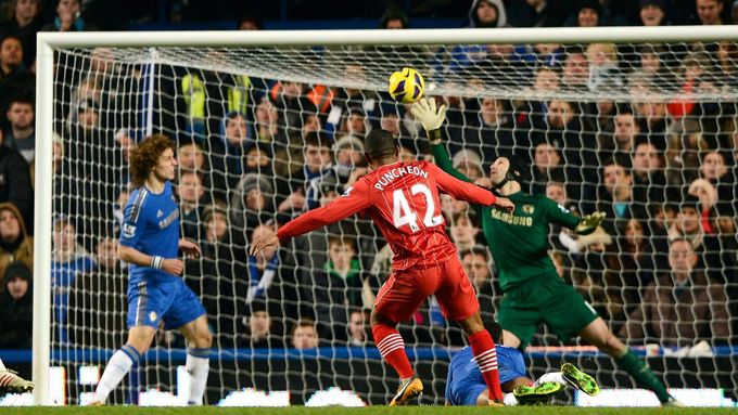 Premier League - Chelsea vs. Southampton (Petr Čech inkasuje)