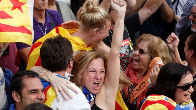 Katalánský parlament vyhlásil nezávislost. Poslanci zpívají hymnu a davy jásají