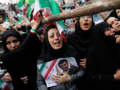 Demonstrace v Teheránu na podporu Mahmúda Ahmadínežáda.